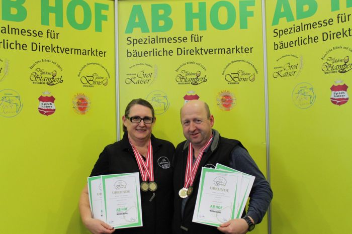 Gold- und Bronzemedaillien für gemischte Apfelmoste bei der AbHOF-Messe in Wieselburg. | von links: Britta Steiner, Josef Schwarz